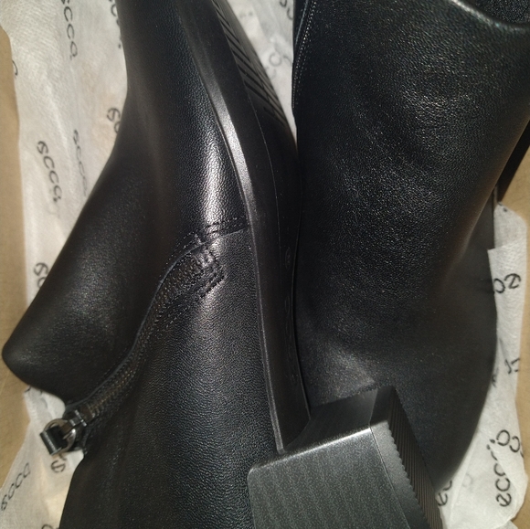 New black ankle boots - Picture 6 of 9
